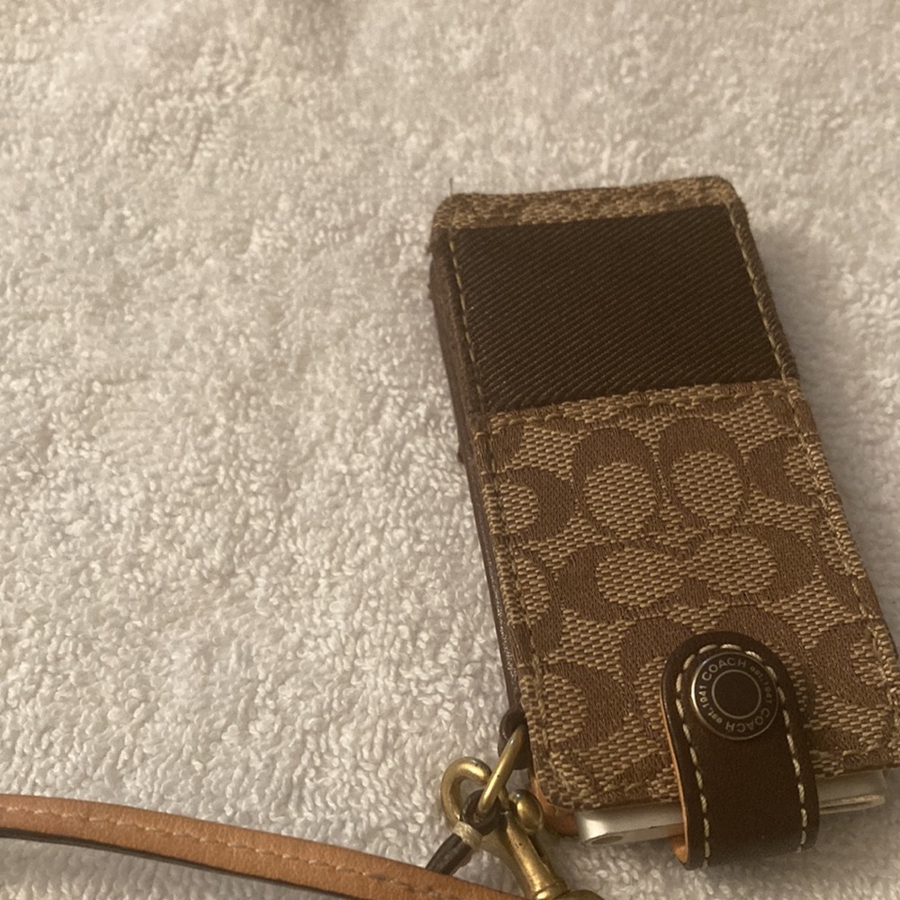 Coach I pod case with iPod     Firm price - Picture 4 of 14